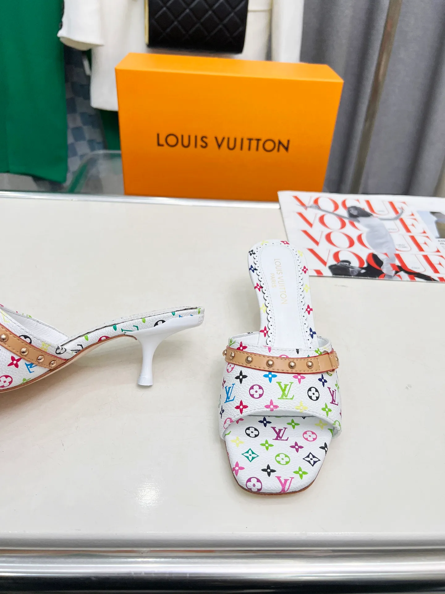 Factory direct sales👟👟Ex-factory price 440👟👟 LV new denim denim kitten heel slippers 2025 summer must-have for goddesses, original replica, super comfortable on the feet. Show off the queen's temperament, the heel height is 5.5CM, which shows your temperament without being tiring. Standard code: 35-42 (41 and 42 codes are customized, non-returnable and non-exchangeable)
